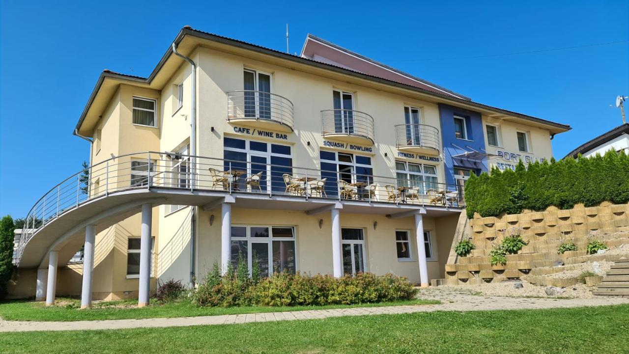 Port Club Pension & Restaurant Namestovo Exterior photo